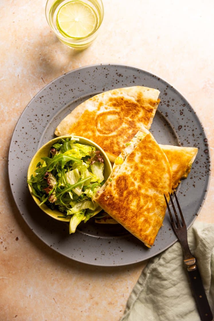 Tun quesadilla med cheddar og salat 