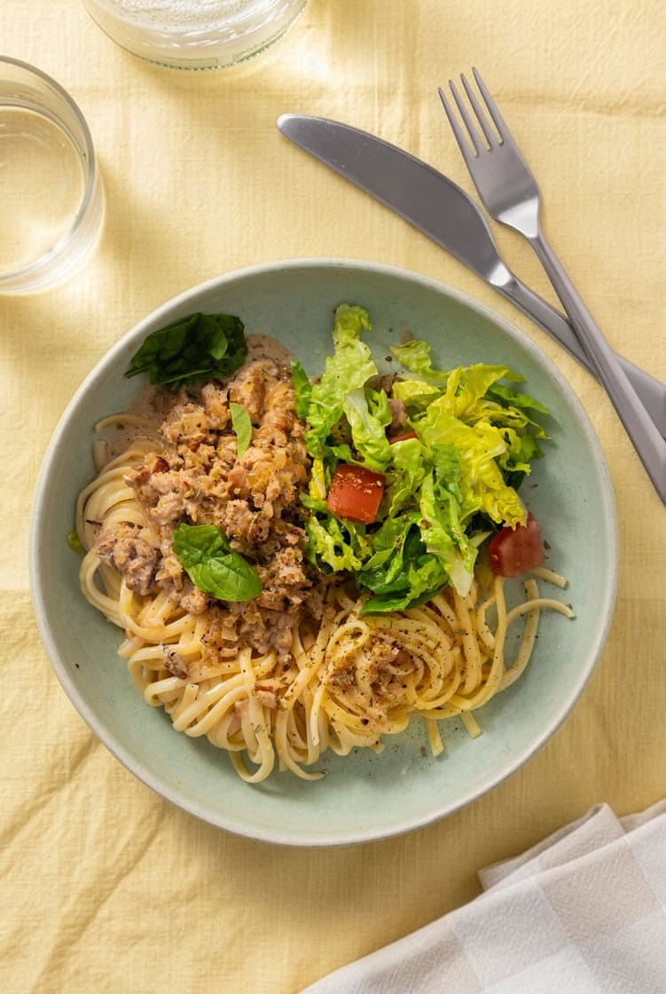 Pasta med cremet kyllingekød og salat