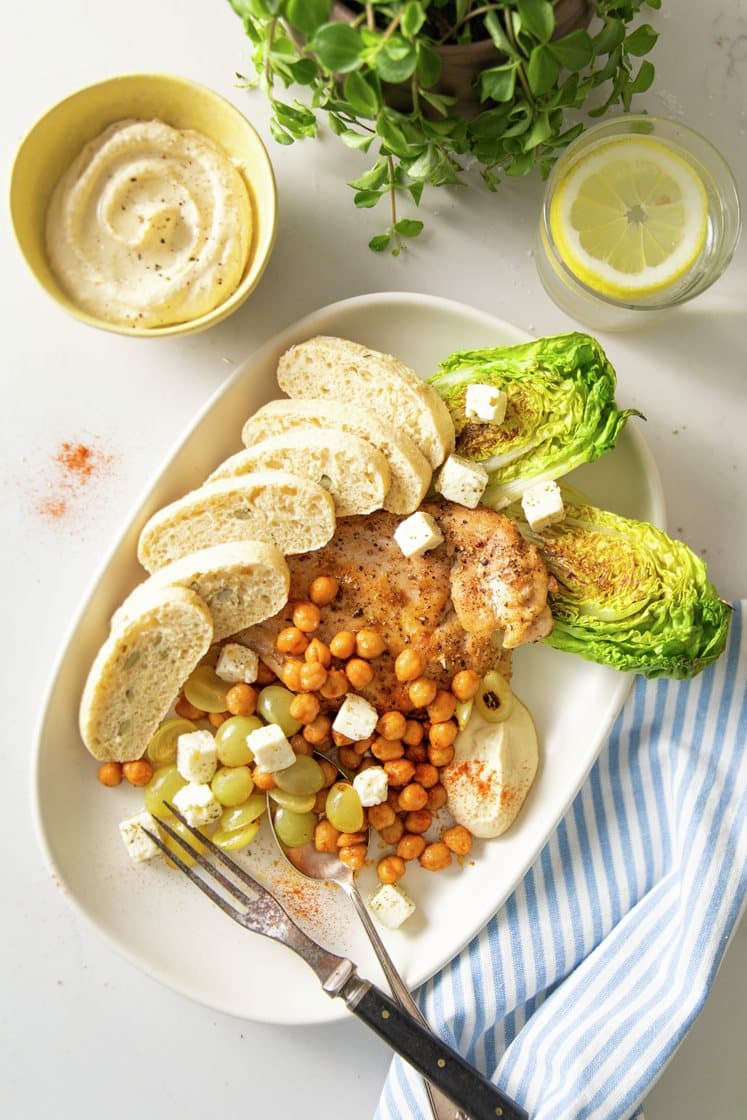 Stegt salat og kylling med hummus og groft brød