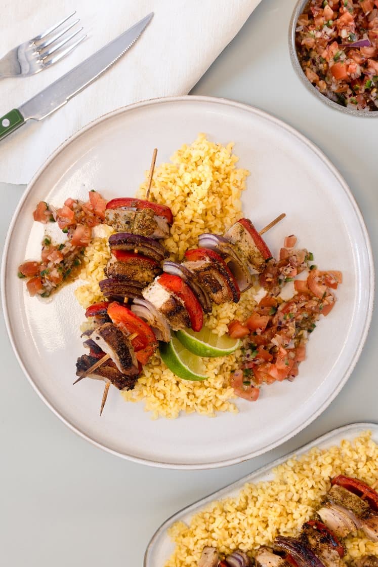 Grillspyd med peberkrydret svinekød, bulgur og pico de gallo