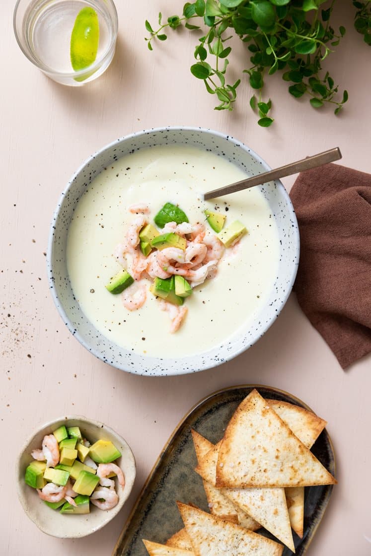 Blomkålssuppe med rejer, avocado og sprøde tortillachips