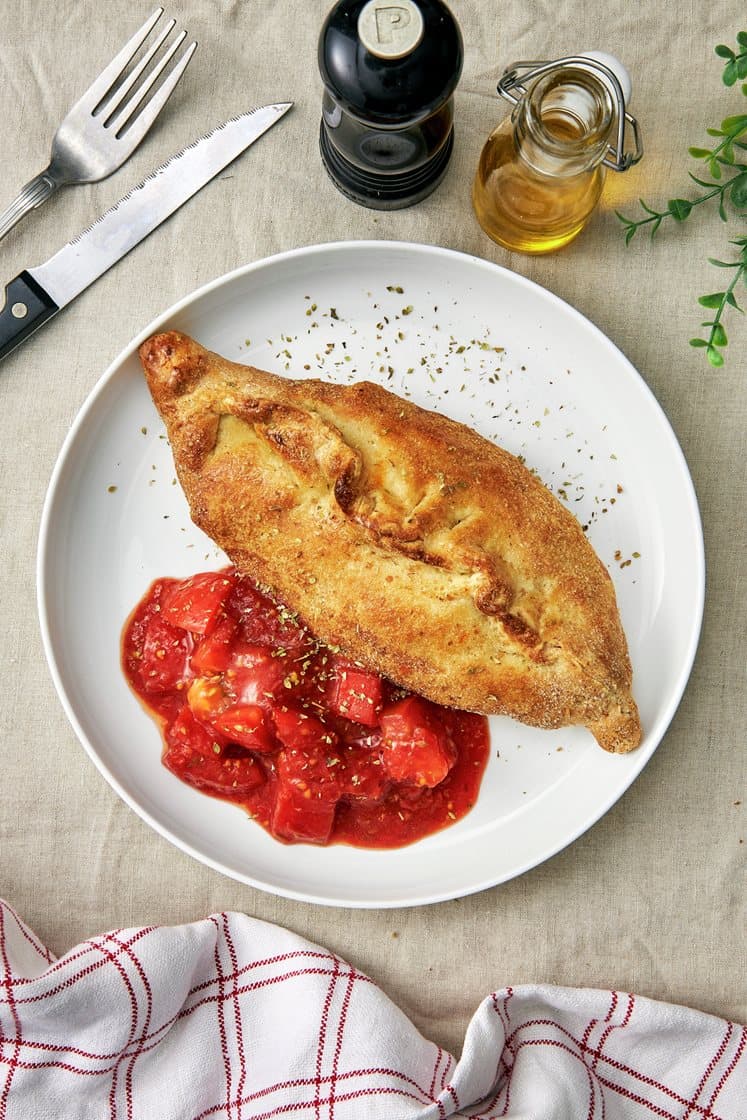 Calzone pizza med champignon og peberfrugt