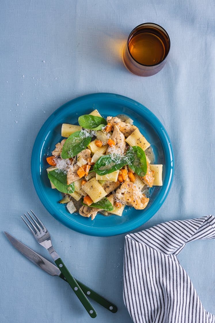 Mezze Maniche med kylling, cremet sauce og ristede grønsager