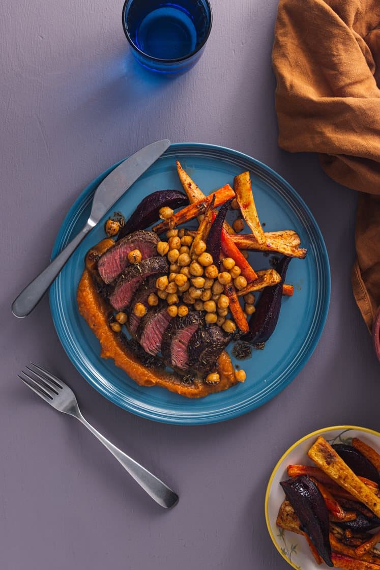 Oksetykstegsbøf med bagte rødder og sød kartoffelcreme