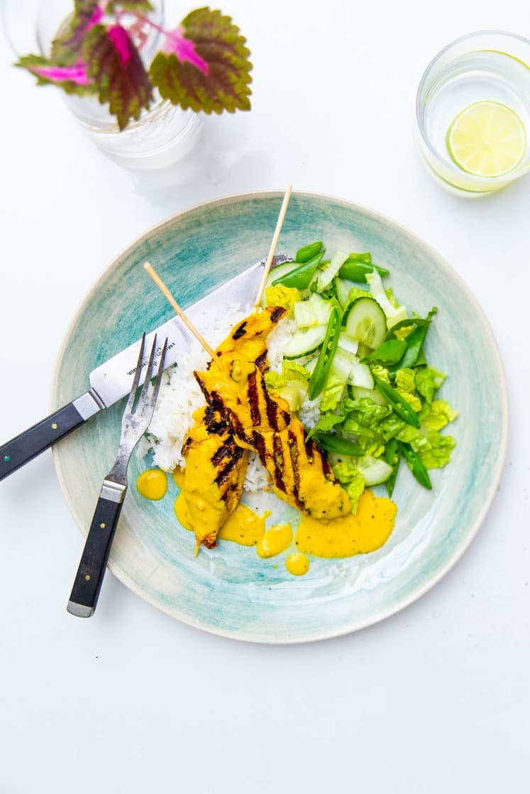 Kyllingespyd med sataysauce med grøn salat 