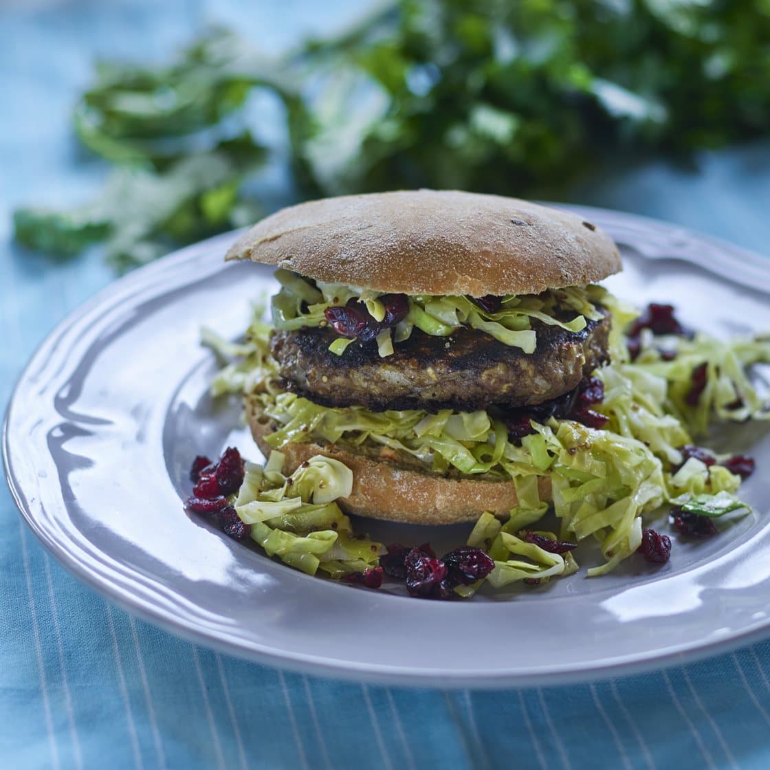 Utraditionel burger med spidskålsgrønt