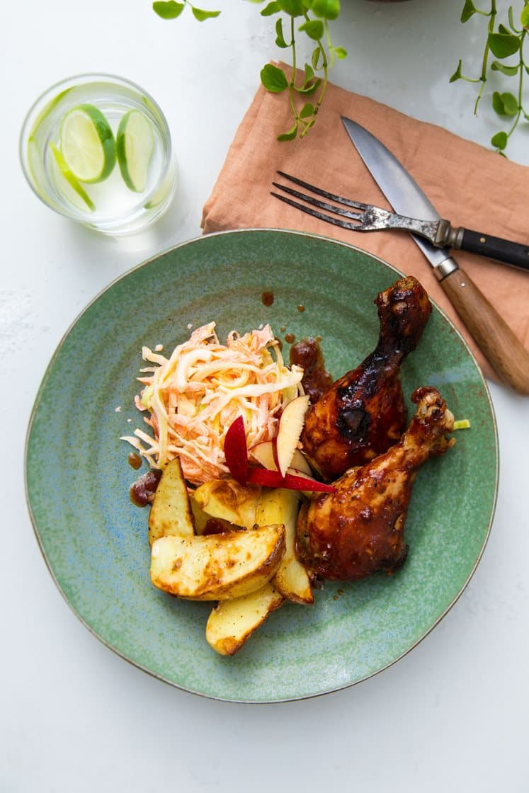 BBQ kyllingelår med coleslaw og grovfritter