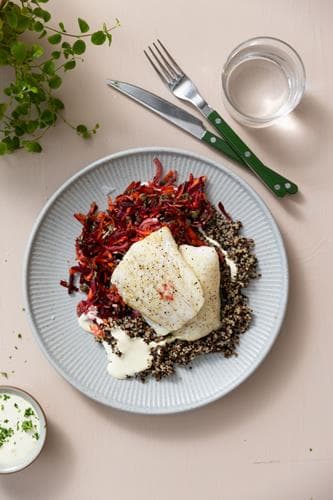 Bagt fisk med rødbedesalat, sennepsdressing og quinoa