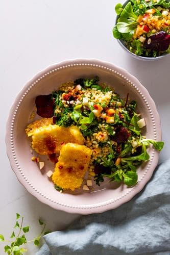Paneret halloumi med bulgur/kålsalat og citrus-chilidressing