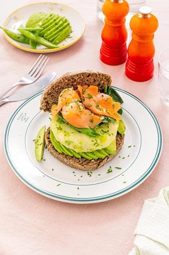 Avocadoburger med røget laks og kartoffelbøf