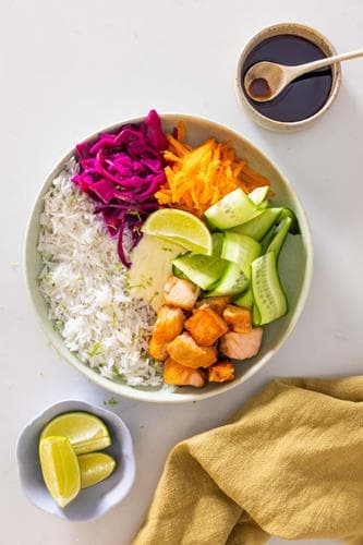 Laksebowl med ris og syltet rødkål