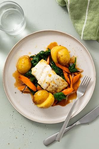 Ovnbagt fisk med sauterede grøntsager og brunet sojasmør