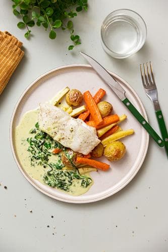 Ovnbagt fisk og rodfrugter med cremet spinat