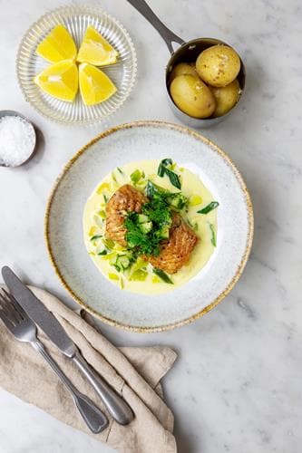 Stegt hvid fisk med cremet porre og dildgremolata