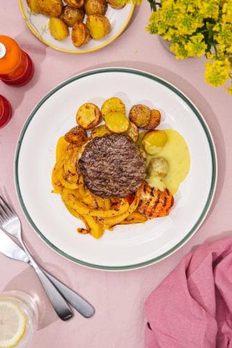 Grillet hakkebøf med bearnaise, grillet peberfrugt og tomat