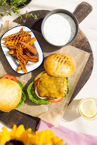 American cheeseburger med ranchdressing og grillede sweet potatoes
