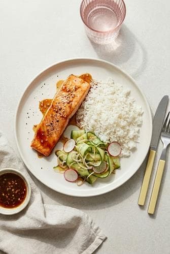 Laks med teriyakisauce og agurkesalat