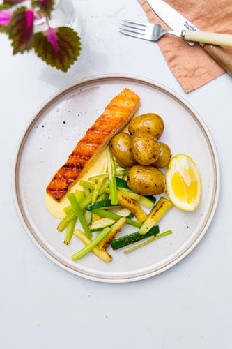 Grillet laks med lynstegt grønt og citronsauce