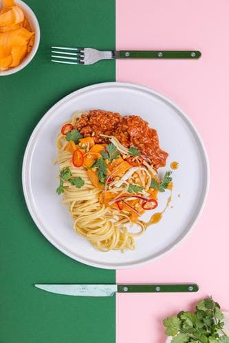 Massaman krydret Thai bolognese med asiatisk kålsalat