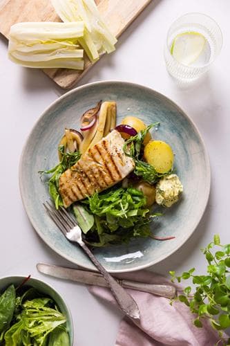 Stegt fisk med estragon-aioli og lun fennikelsalat