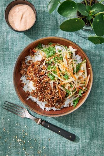 Donburi med soja/ingefærstegt kylling, syltet kål og srirachasauce
