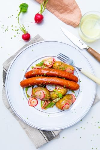 Grillpølser med bacon og ost og lun kartoffelsalat
