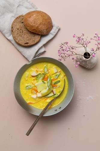 Karrysuppe med sej, æbletern og groft brød