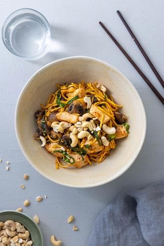 Gochujangnudler med kylling, svampe og cashewnødder