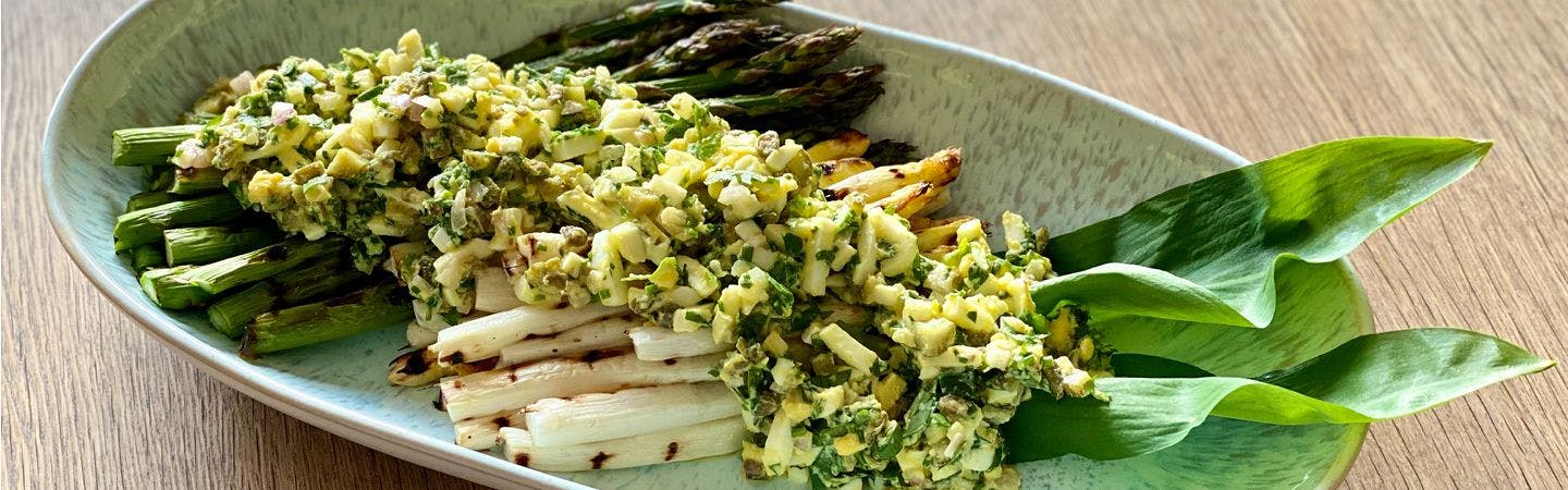 Grillede grønne og hvide asparges med sennepssauce og urter