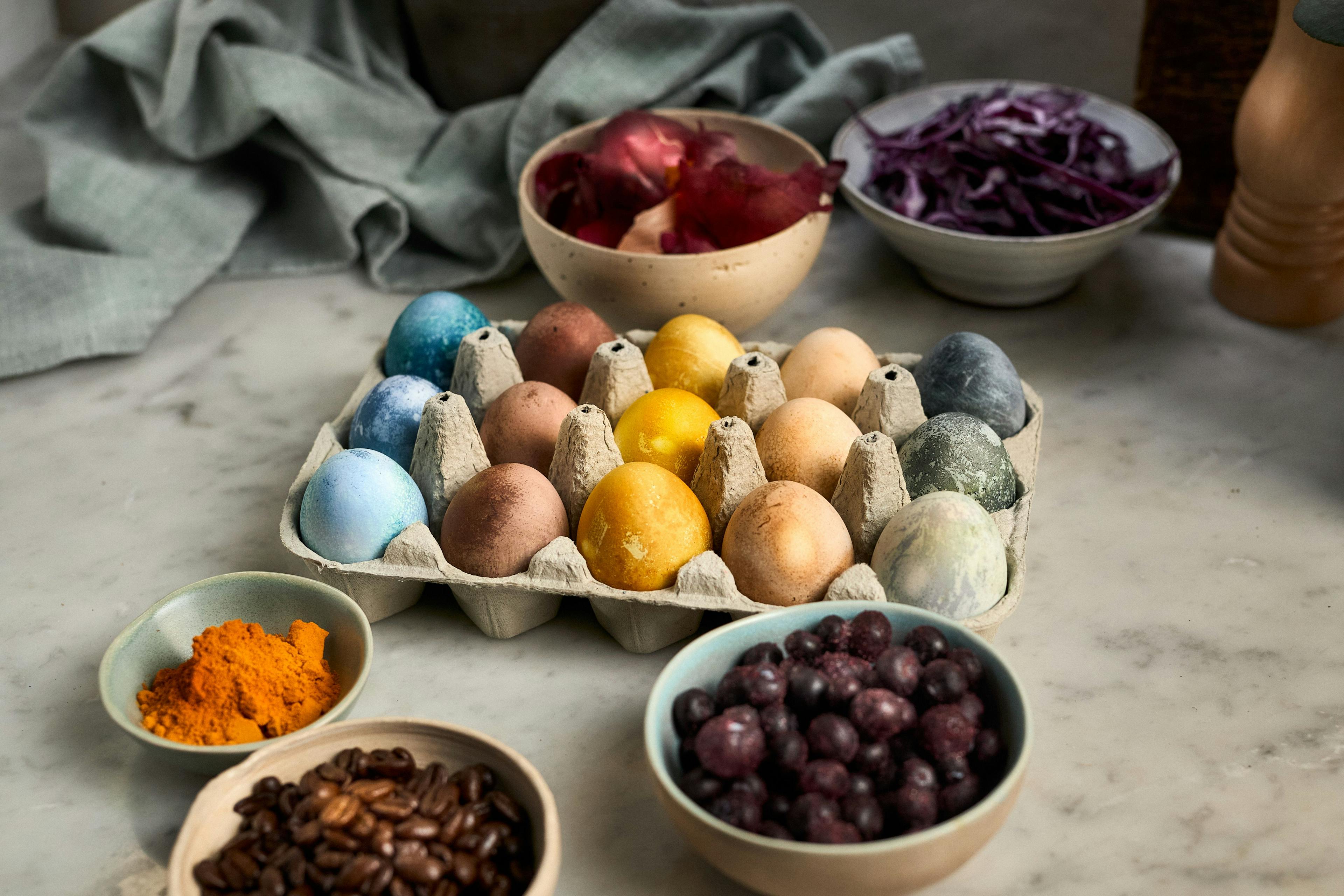  5 kreative måder at farve påskeæg med ingredienser du har derhjemme
