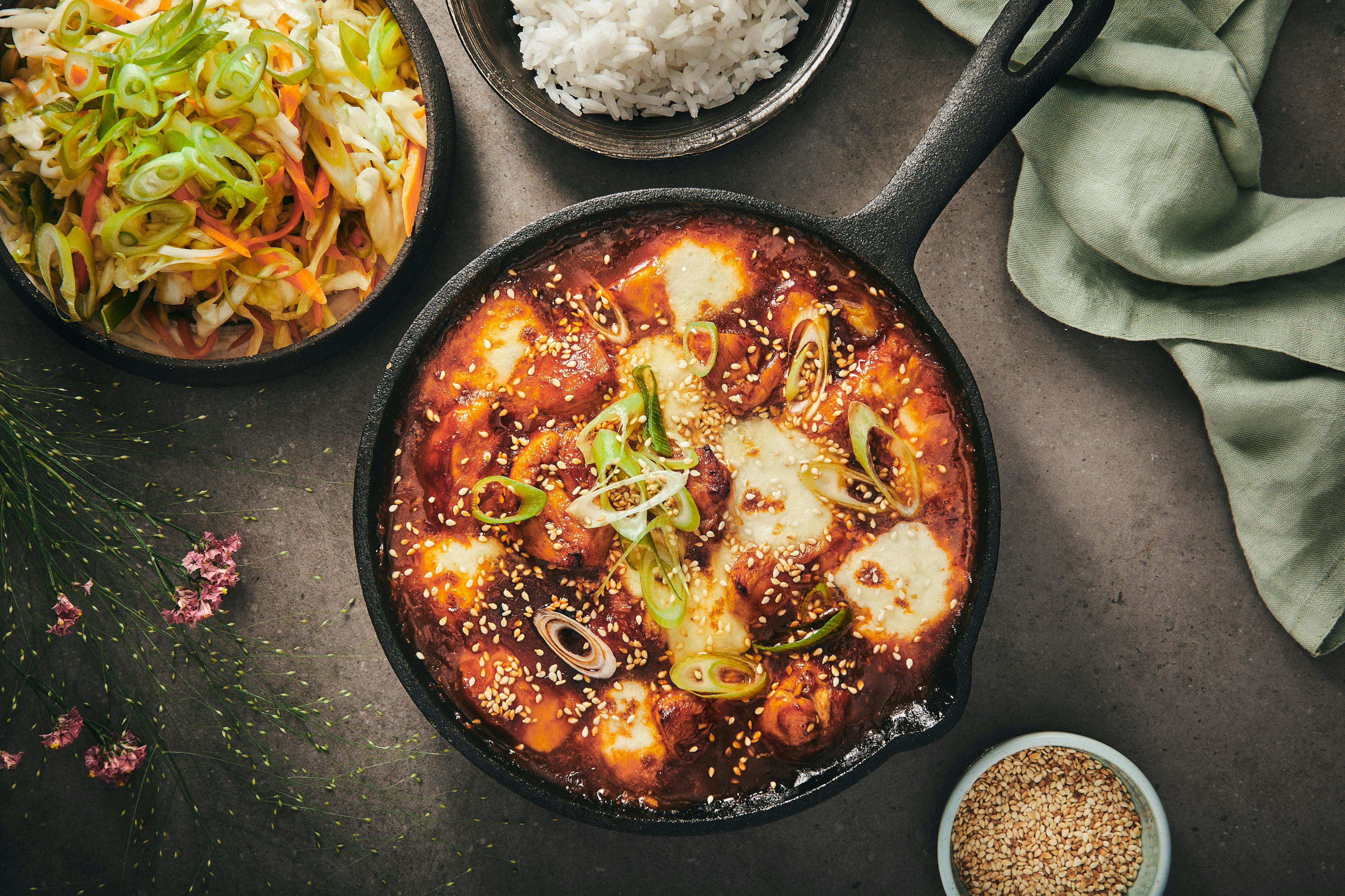 Buldak – ildkylling med gochujang, mozzarella, sesamfrø og koreansk coleslaw.