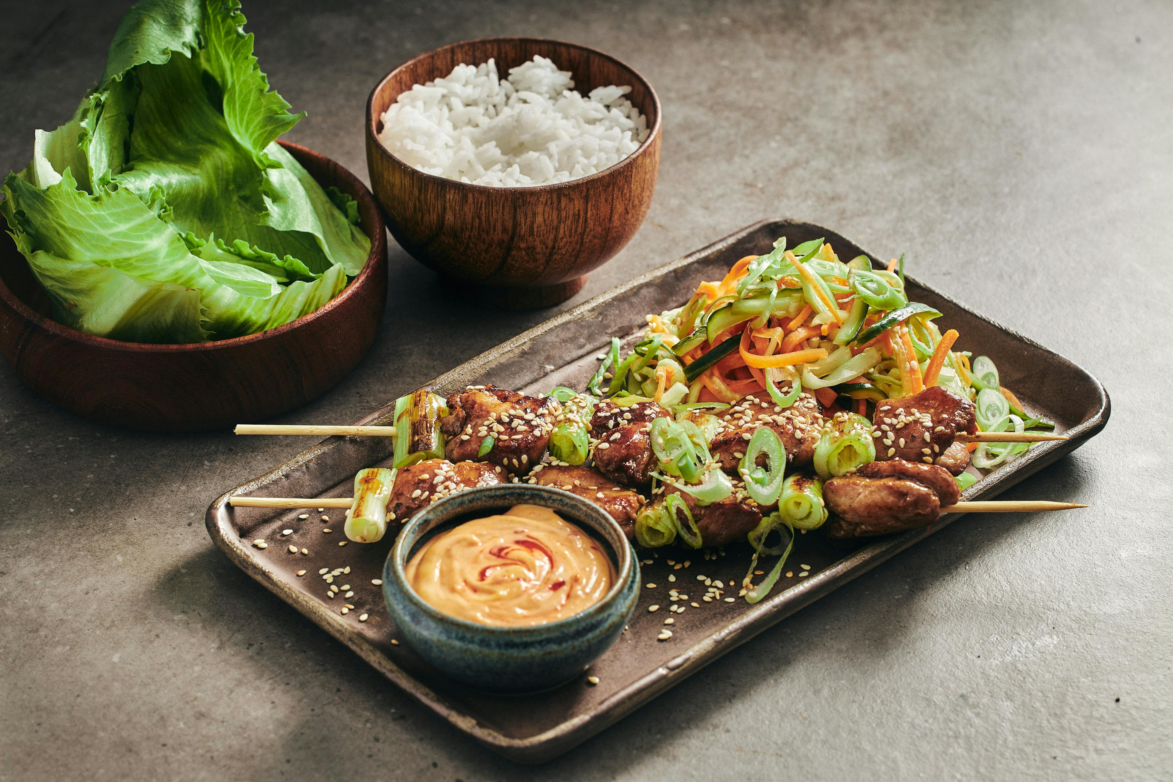 Dakkoshi – kyllingespyd i salatblade med chilimayonnaise og ingefærpickles.
