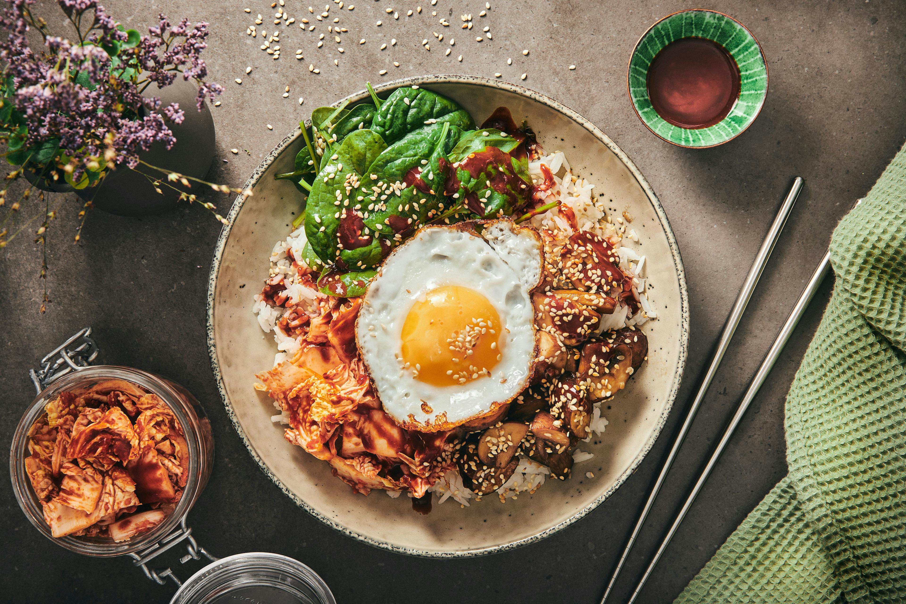 På billedet ses et eksempel på en koreansk ret, hvor sesamolien giver et smagsmæssigt løft til retten. Nemlig bibimbap med sojastegte svampe, kimchi og stegt æg.