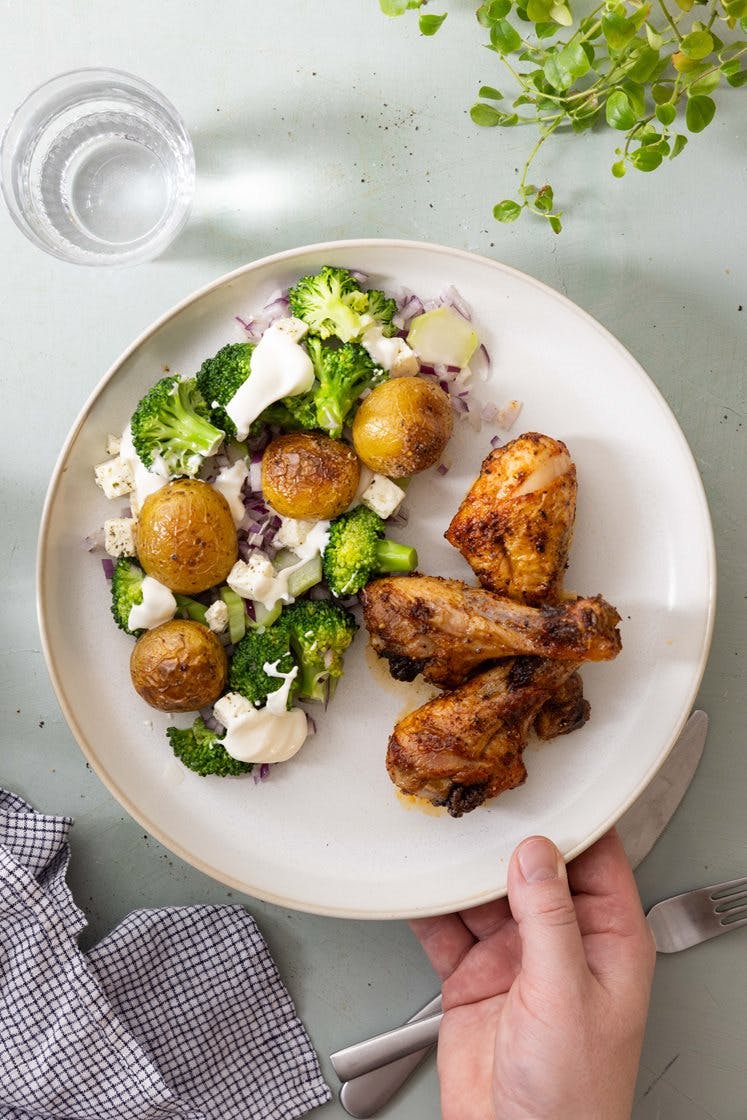 BBQ-kyllingekøller med broccolisalat og stegte kartofler