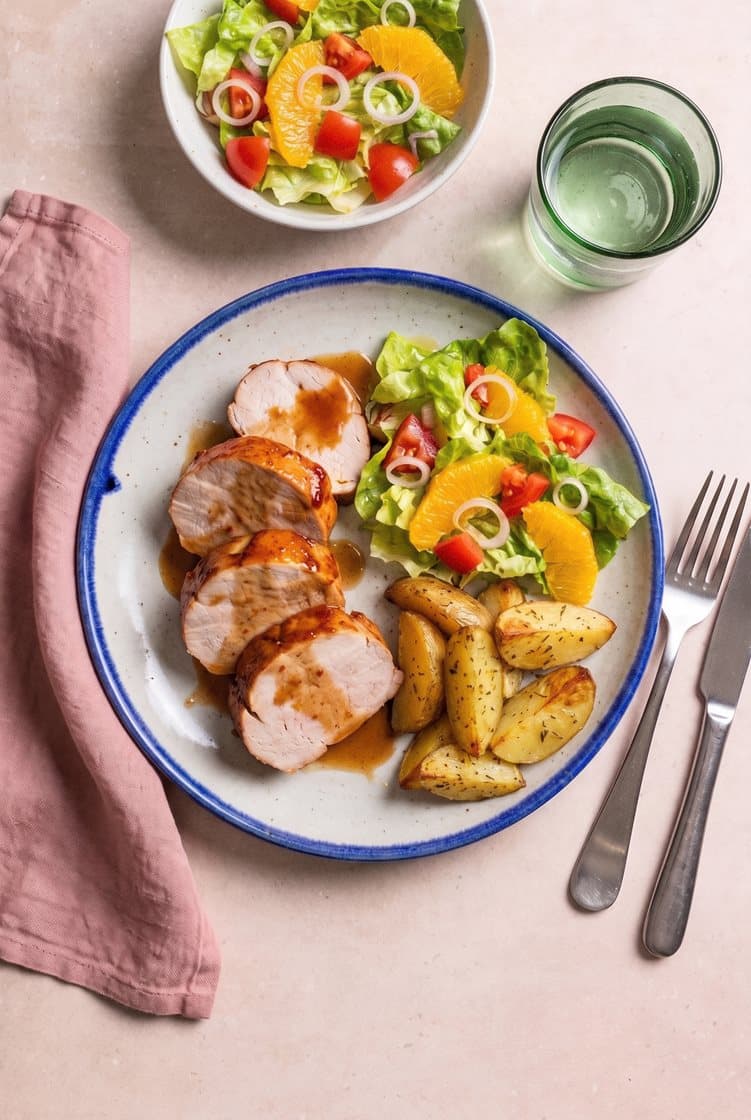 Hoisinglaseret svinefilet med krydrede kartofler og appelsinsalat
