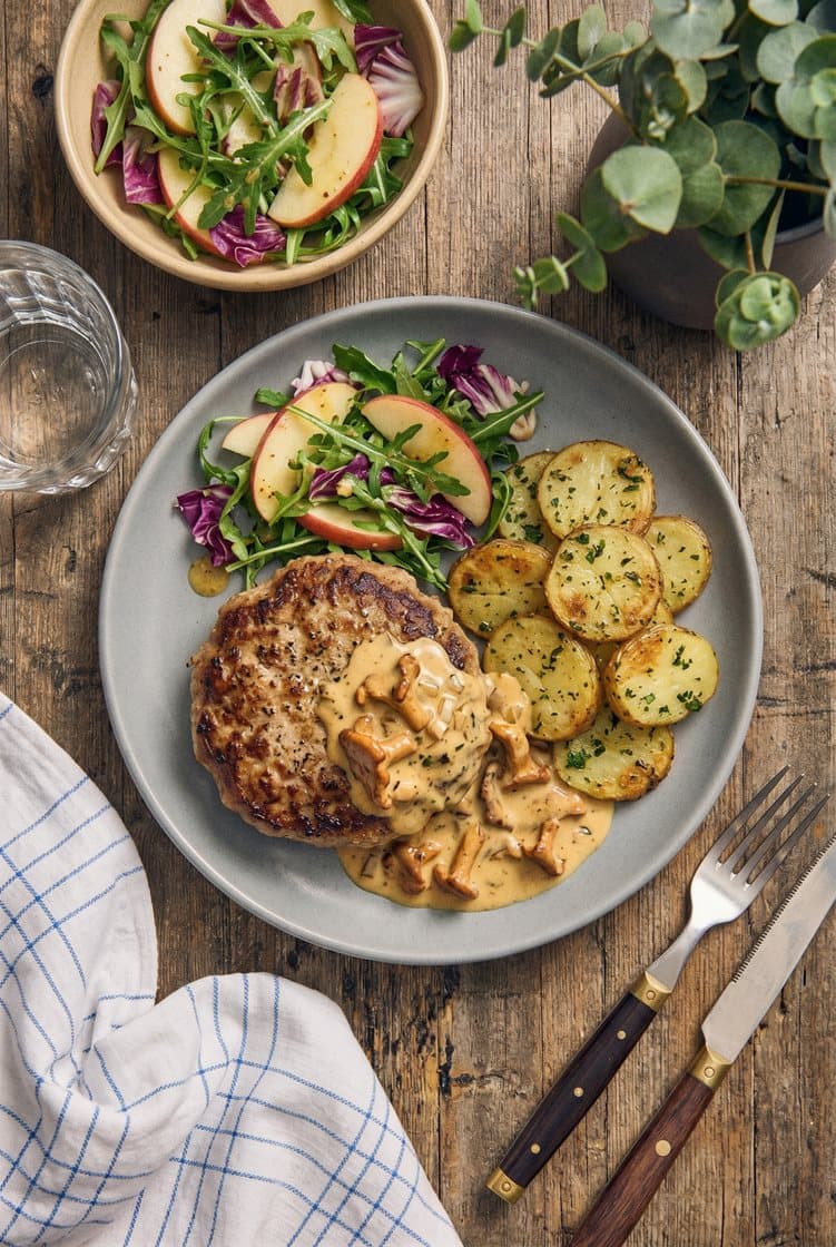 Timiankrydrede krebinetter med kantarelsovs, æblesalat og ovnbagte kartofler