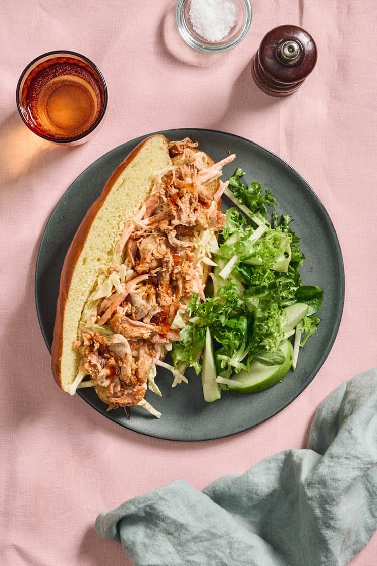 Sandwich med pulled chicken og coleslaw