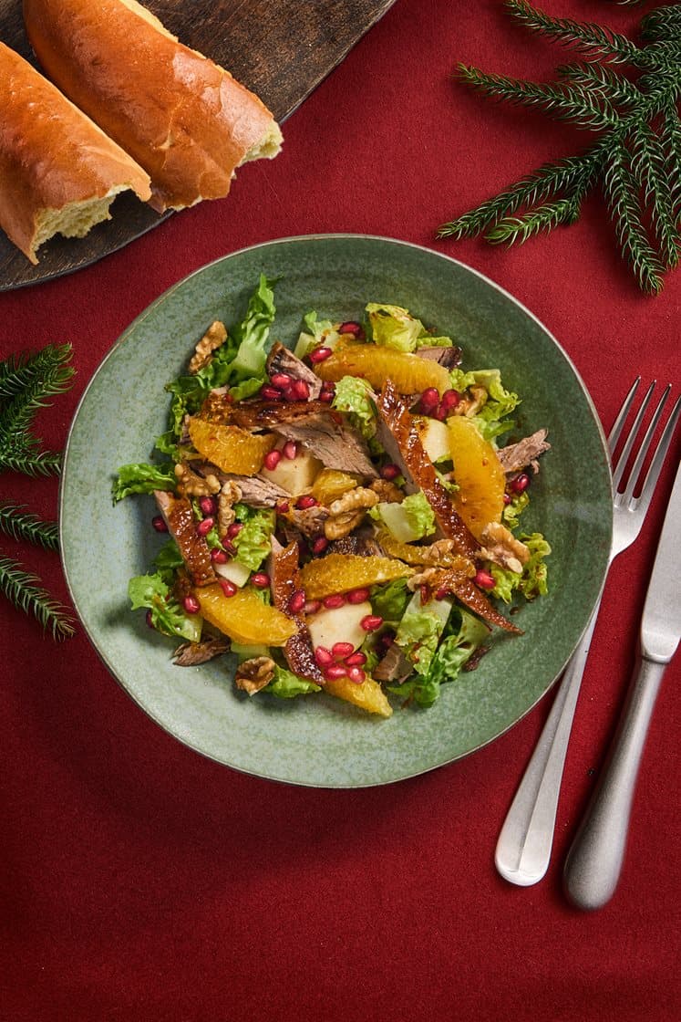 Lun salat med confiteret and, granatæble og appelsin