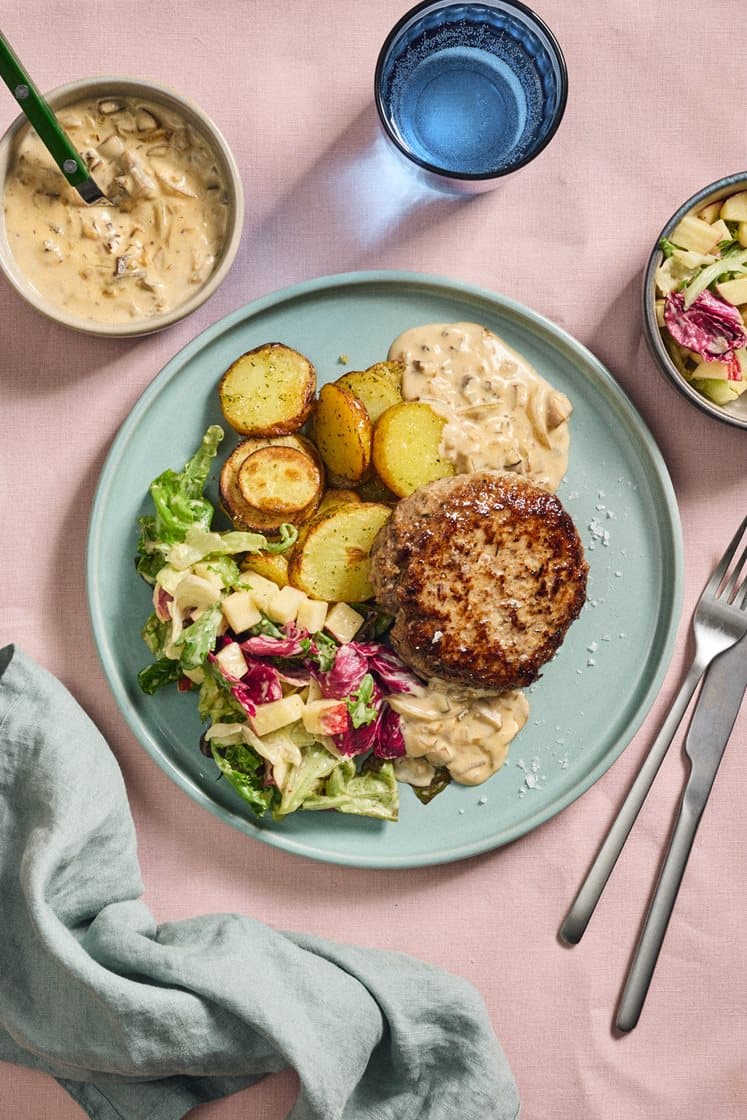 Krydrede krebinetter med svampesauce, æblesalat og ovnbagte kartofler