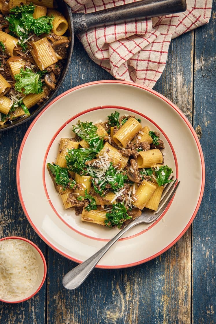 Krondyrragout og svampe med pasta, grønkål og trøffelolie