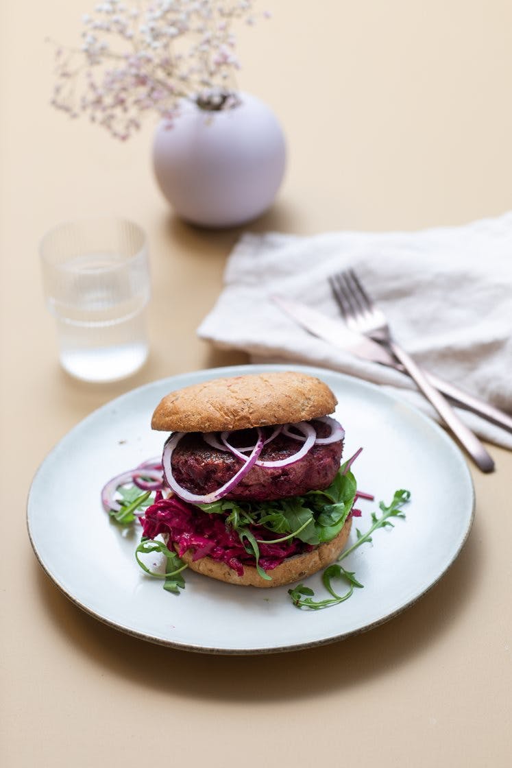 Bøf Lindstrøm-burger med rødbede og rødbederaita