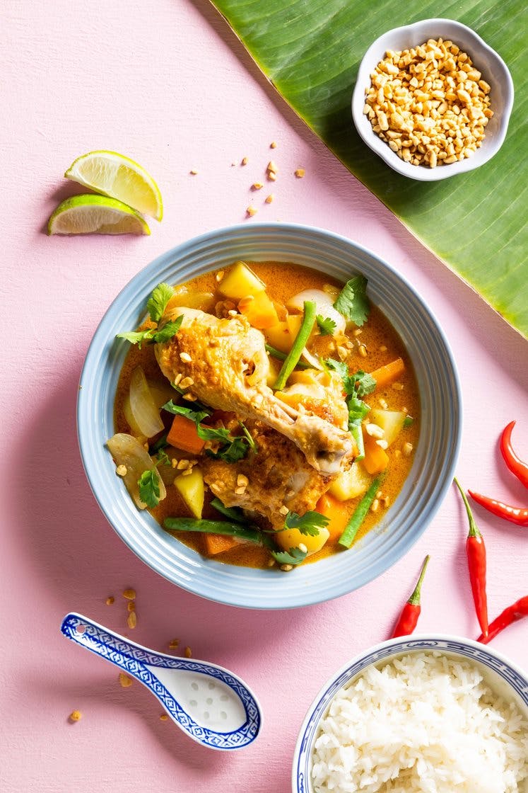 Thailandsk massaman-curry med kyllingelår, kartofler og ris