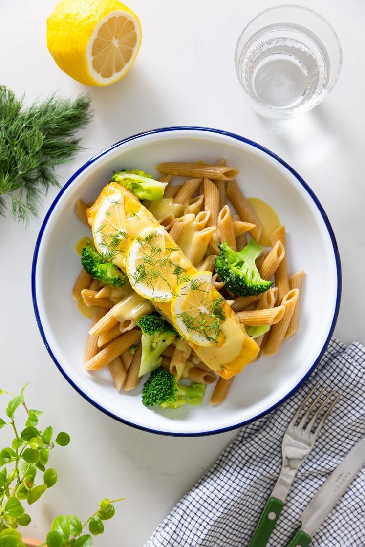 Laks i ovn med citronsauce, broccoli og grov pasta