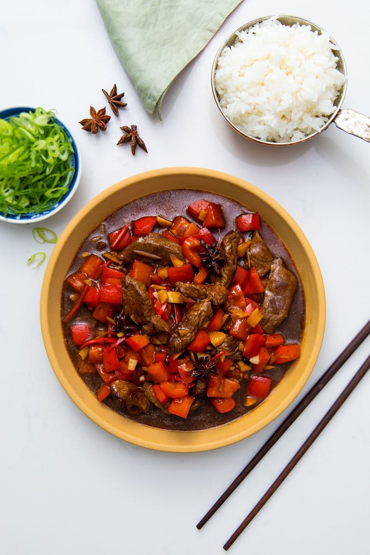 Oksekød i mørk, pikant kinesisk sauce med ris
