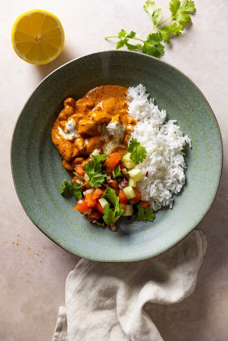 Quick butter chicken med ris, kachumbersalat og urteyoghurt