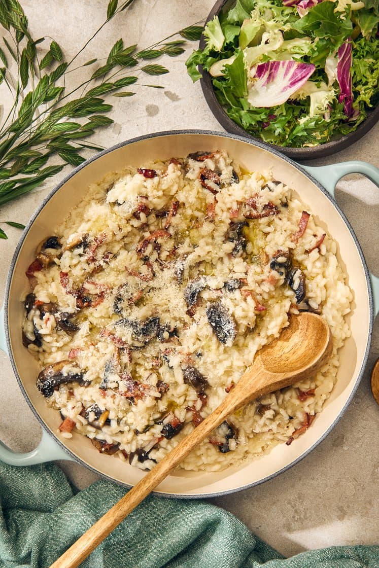 Italiensk svamperisotto med tørsaltet bacon og blandet salat