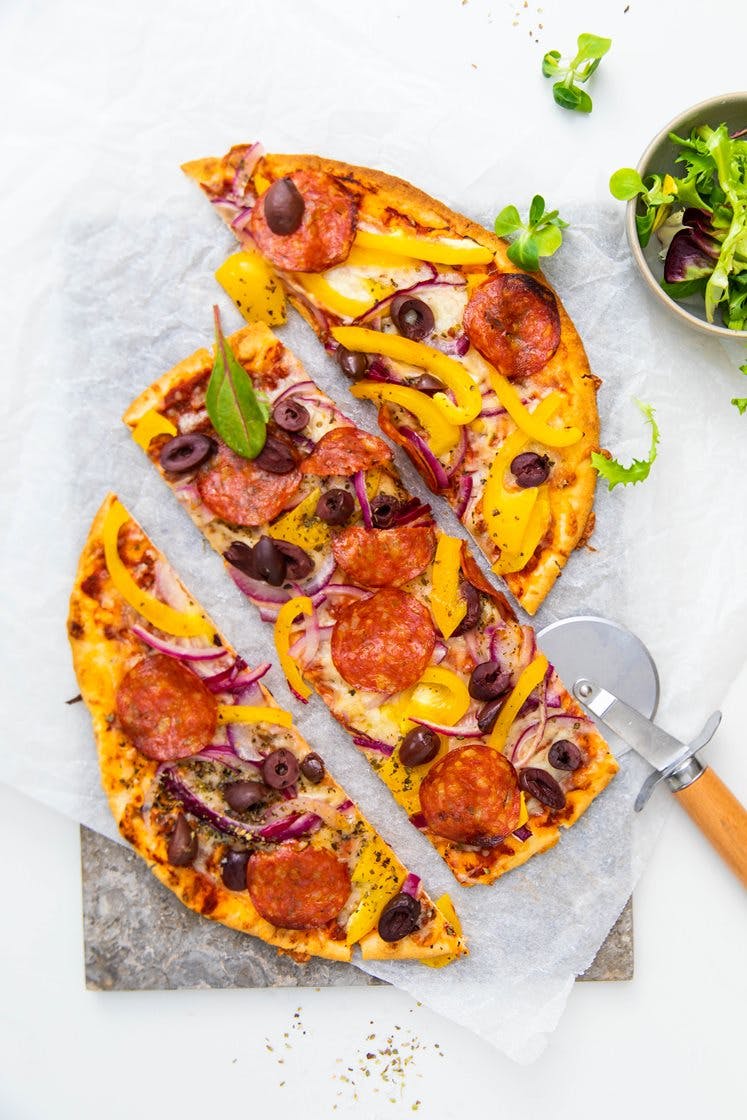 Fuldkornspizza med chorizo, peberfrugt, rødløg og oliven