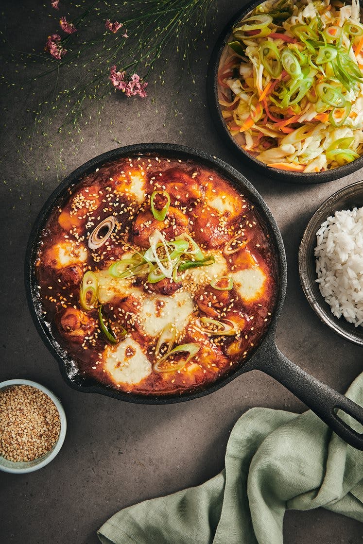 Buldak - Ildkylling med gochujang, mozzarella, sesamfrø og koreansk coleslaw