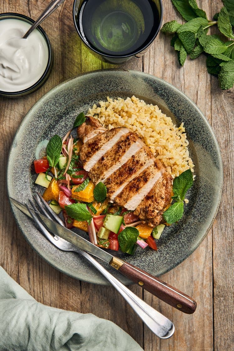 Za´atar-stegt svinekotelet med bulgursalat, appelsin og yoghurt