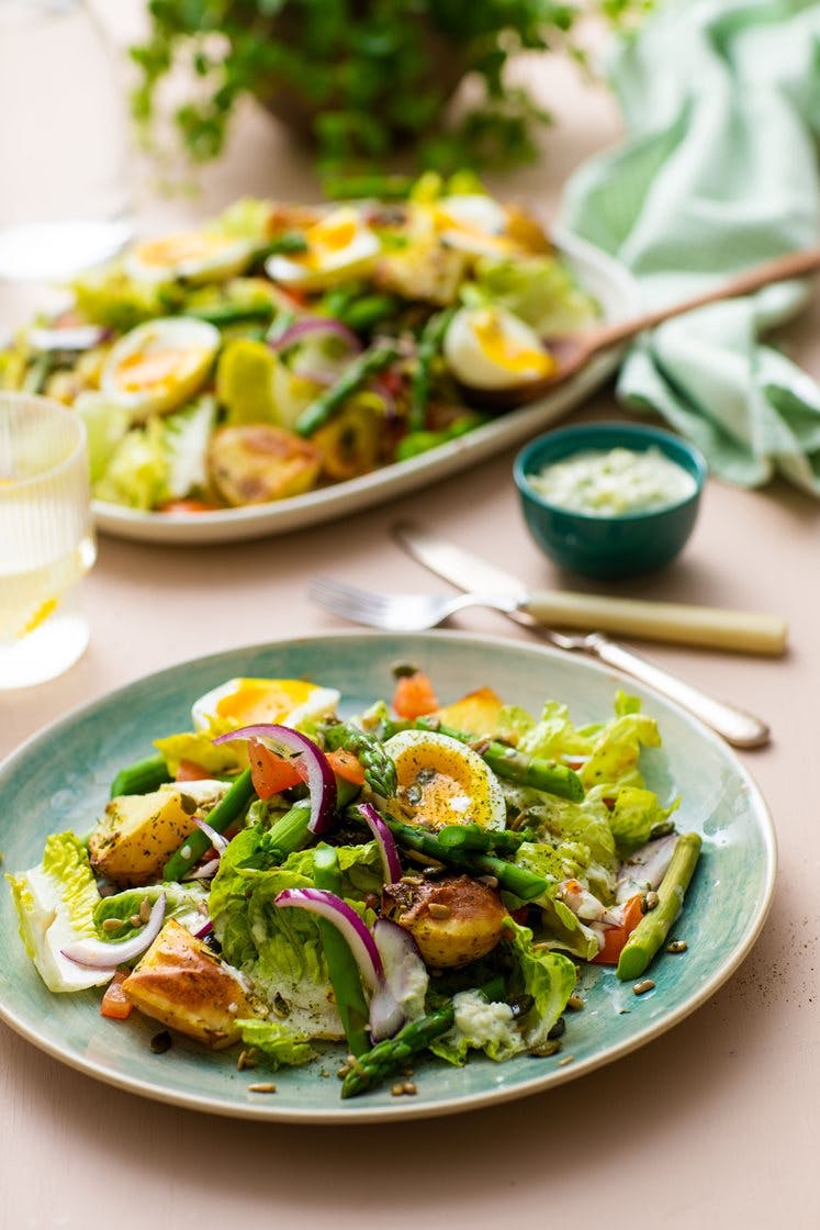 Salat med asparges, sprøde krydrede kartofler, smilende æg og aioli
